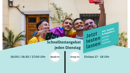 Eine gut gelaunte Gruppe mit Regenbogentranspi wirbt f&uuml;r das Schnelltestangebot der G&ouml;ttinger Aidshilfe - Anlaufstelle f&uuml;r sexuelle Gesundheit