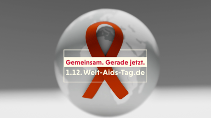 Eine Aidsschleife vor einer Weltkugel verdeutlicht das Thema des Spots: durch globalen K&uuml;rzungen droht Aids zur&uuml;ck zu kommen. 