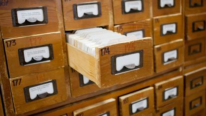 alter Karteikartenschrank mit einer ge&ouml;ffneten Schublade