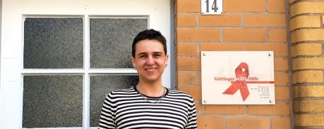 Jonatan Steffen, Präventionsfachkraft, vor der Göttinger Aidshilfe