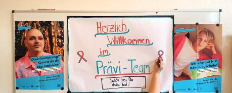 Unsere neue Kollegin Leilah gestaltet eine erste Flipchart für die Arbeit mit dem ehrenamtlichen Präventionsteam