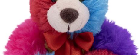 Die Solidaritätsbärchen der Aidshilfen überall in Deutschland zeigen sich dieses Jahr in knallbunten Farben und sind Botschafter für Solidarität, Vielfalt und Demokratie