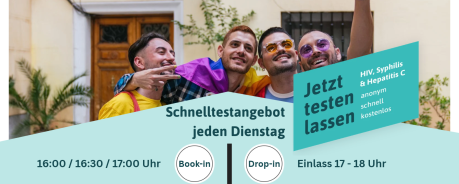 Eine gut gelaunte Gruppe mit Regenbogentranspi wirbt f&uuml;r das Schnelltestangebot der G&ouml;ttinger Aidshilfe - Anlaufstelle f&uuml;r sexuelle Gesundheit