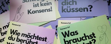 Vier Postkartenmotive zum Thema Konsens in der Sexualität, die vom ehrenamtlichen Präventionsteam der Aidshilfe entwickelt wurden Abbildung von vier Postkarten mit Motiven zum Thema Konsens in der Sexualität