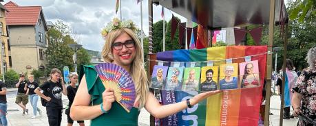 Jörn sorgt als aufgefummelte Tunte für Aufklärung und Empowerment und ist Rollenmodell in der s*ven-Kampagne "Intimate Faces" Jörn sorgt als aufgefummelte Tunte für Aufklärung und Empowerment und ist Rollenmodell in der s*ven-Kampagne "Intimate Faces"