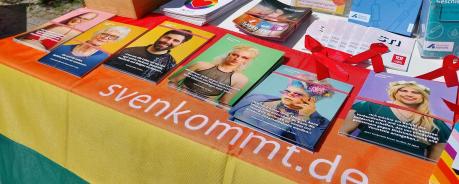 Infotisch mit Postkarten und Flyern Infotisch mit Postkarten und Flyern