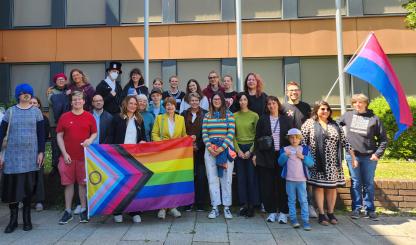 Aktionsgruppe nach dem Hissen der Regenbogenflaggen vorm Kreishaus Göttingen zum IDAHOBITA* am 17. Mai 2025 Aktionsgruppe nach dem Hissen der Regenbogenflaggen vorm Kreishaus Göttingen zum IDAHOBITA* am 17. Mai 2025