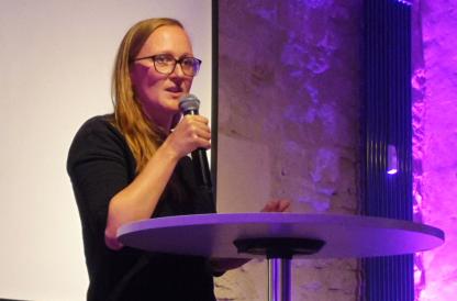 Christin Engelbrecht, Geschäftsführerin des Landesverbands Sexuelle Gesundheit Niedersachsen, hält eine starke Rede auf der Jubiläumsfeier der Göttinger Aidshilfe e.V. - Anlaufstelle für sexuelle Gesundheit