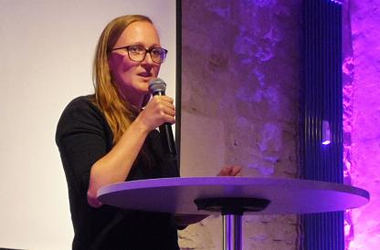 Christin Engelbrecht, Geschäftsführerin des Landesverbands Sexuelle Gesundheit Niedersachsen, hält eine starke Rede auf unserer Jubiläumsveranstaltung