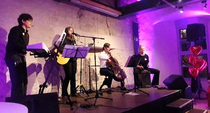 Die Frauenband Since We Met spielt auf der Bühne der Jubiläumsfeier der Göttinger Aidshilfe e.V. - Anlaufstelle für sexuelle Gesundheit