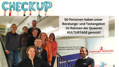 Das Bild zeigt haupt- und ehrenamtliche Mitarbeiter*innen der G&ouml;ttinger Aidshilfe e.V. und des Gesundheitsamtes f&uuml;r Stadt und Landkreis G&ouml;ttingen am Aktionstag CheckUp