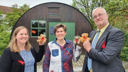 Simone Kamin von der Göttinger Aidshilfe traf sich mit Frau Grimm, Leiterin der Sozialen Dienste in der LAB Friedland, sowie mit dem LAB-Standortleiter Herrn Siems.