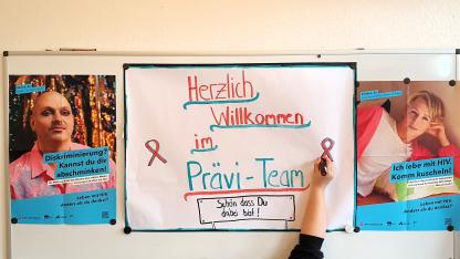 Unsere neue Kollegin Leilah gestaltet eine erste Flipchart f&uuml;r die Arbeit mit dem ehrenamtlichen Pr&auml;ventionsteam