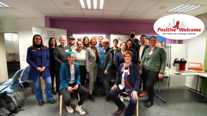 Acht Kooperationspartner*innen in unserem Projekt Positive Welcome haben am 27. November die Deklaration #positivarbeiten der Deutschen Aidshilfe unterschrieben